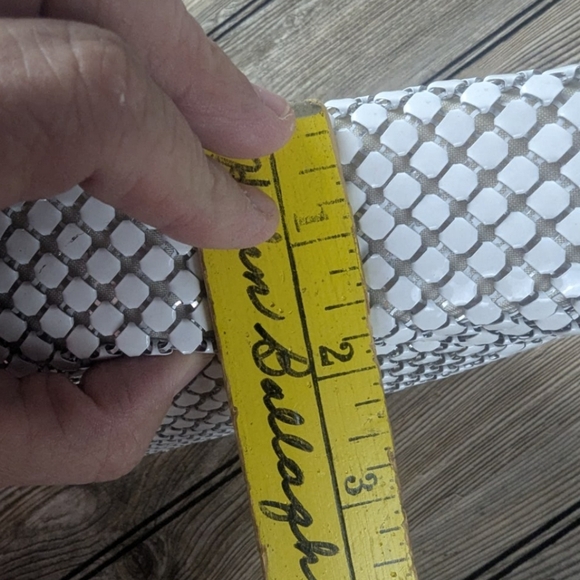 White Metal Scale Crossbody Clutch Handbag With No Makers Tag Inside - Picture 13 of 14